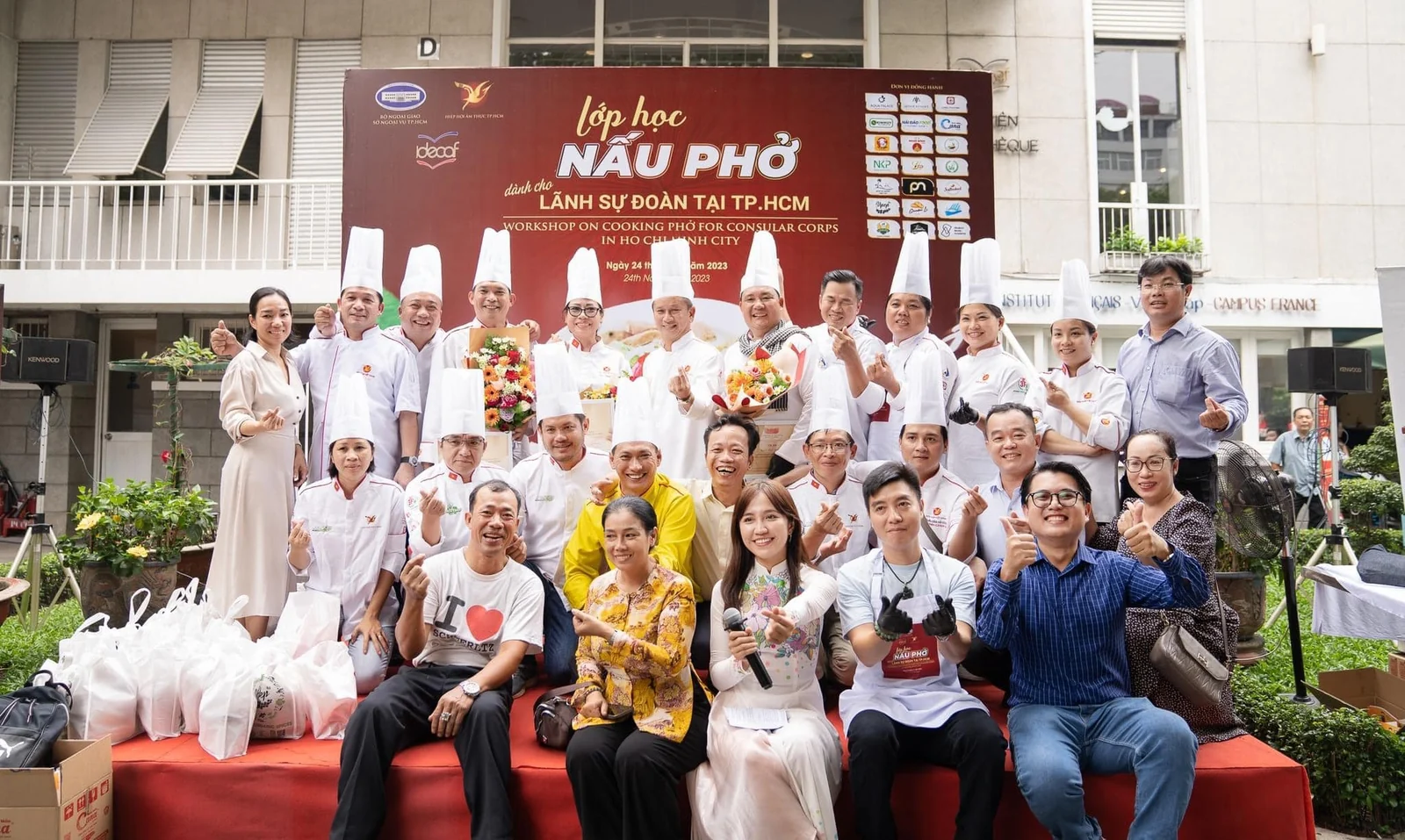 Lớp học nấu phở cho lãnh sự đoàn tại TP.HCM - hình 1